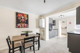 The House In Defoe Rd - 3br 1bath W Free Parking - Ipswich - 3