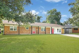 Updated 5BR Baytown Home | Sleeps 12 |Patio&Grill - 8