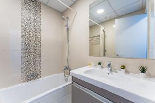 Dubai Marina Waterfront Stay with Maid Room - 6