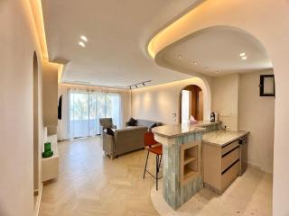 Elegant Oceanfront Suite - Cozy Waterfront Balcony - 0