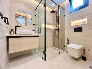 Elegant Oceanfront Suite - Cozy Waterfront Balcony - 4
