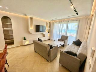 Elegant Oceanfront Suite - Cozy Waterfront Balcony - 3