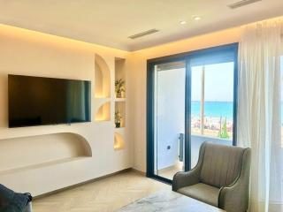 Elegant Oceanfront Suite - Cozy Waterfront Balcony - 1