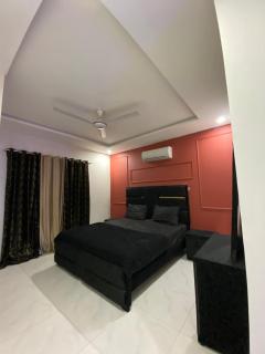 Luxury 1-BHK Apartement - Lahore - 0