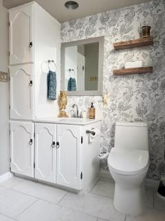 Weinbach Home - 4BD-1BA Home near UE - 8