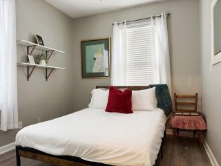 Weinbach Home - 4BD-1BA Home near UE - 6