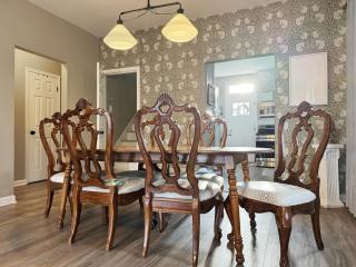 Weinbach Home - 4BD-1BA Home near UE - 5