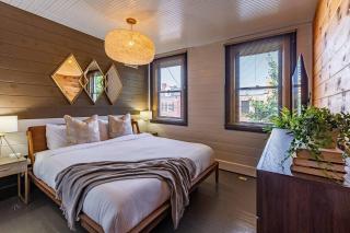 Chic Home with King Bed and Fire Pit - 5