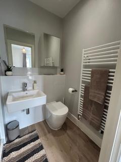 Modern Top Floor - 2 Bedroom 2 Bath - Sleeps 4 - Hemel Hempstead - 4