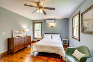 Walk to River Couples Retreat in Kintnersville! - Kintnersville - 1
