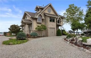 Waterfront Luxury Family Retreat - 9