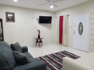 MIRANDO PLACE --- BEACH ACCESS, ,POOL, HOTTUB, GYM,3 LOUNGES, APARTMENT #6-Airport 10 mins - 4