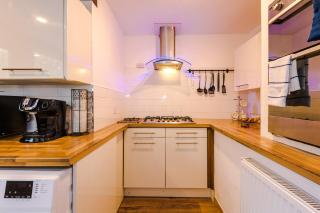 4Bedroom - 4bed - 3bath - private parking and outdoor space - 1