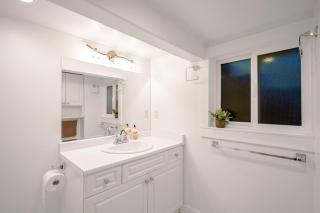 Prestigious 2 Bedrooms 2 Baths in West Point Grey - Vancouver - 4