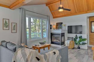 Waterfront with Spa and Lake Access - 4
