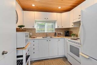 Waterfront with Spa and Lake Access - 5