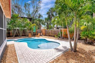 Renovated 3 bedroom bungalow with pool-close to village and beach - 9