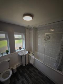 3 Bedroom House,Sleeps 5,Free parking,close to City, Affordable - Nottingham - 1