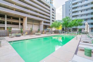 2BR Roosevelt Row Gym Pool Parking Sleeps 8 - 8