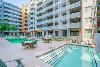 2BR Roosevelt Row Gym Pool Parking Sleeps 8 - Phoenix - 1