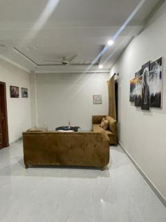 Comfy hushed space 1 wud love - Islamabad - 1