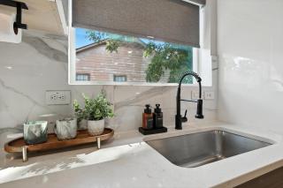 Centrally Located Cheerful 1BD 1BA Apt Sleeps 2 - 1