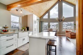 Stunning Alaskan Getaway with River and Mtn Views - Eagle River - 2