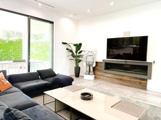 Spacious 5BR Home with Infinity Pool & Large Rooftop - 4