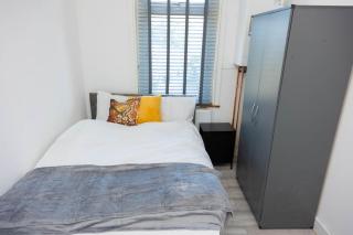 3-Bed House by Abbey Wood Station - 1