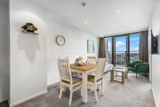 CBD 2BR Retreat w Pool & Gym by Zodiak Stays - 8