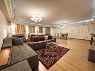 Luxurious 3BR Apt Maadi with Nile & Pyramid View - Cairo - 1