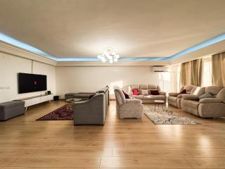 Luxurious 3BR Apt Maadi with Nile & Pyramid View - Cairo - 4