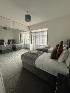 Hidden Gem - 4 Bedroom Home - Longbridge - 0