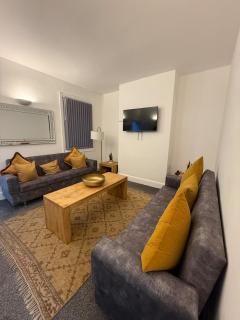 Hidden Gem - 4 Bedroom Home - Longbridge - 8