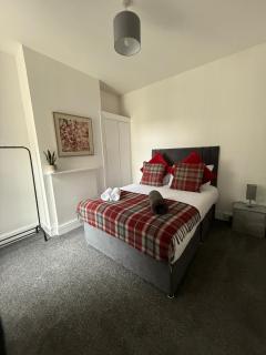 Hidden Gem - 4 Bedroom Home - Longbridge - 6