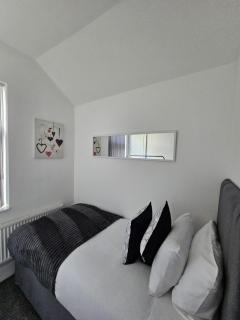 Hidden Gem - 4 Bedroom Home - Longbridge - 5