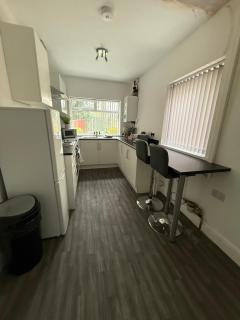Hidden Gem - 4 Bedroom Home - Longbridge - 4