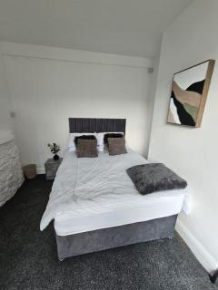 Hidden Gem - 4 Bedroom Home - Longbridge - 3