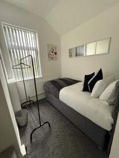 Hidden Gem - 4 Bedroom Home - Longbridge - 2