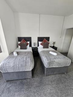 Hidden Gem - 4 Bedroom Home - Longbridge - 1