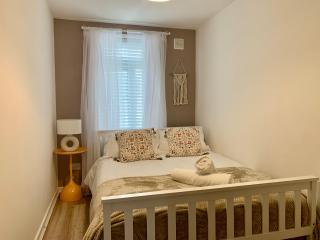 2 Bed Ground Floor, Boho Chic Garden Flat with Parking - 9