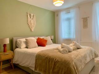 2 Bed Ground Floor, Boho Chic Garden Flat with Parking - 5