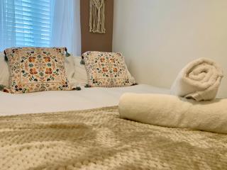 2 Bed Ground Floor, Boho Chic Garden Flat with Parking - 3