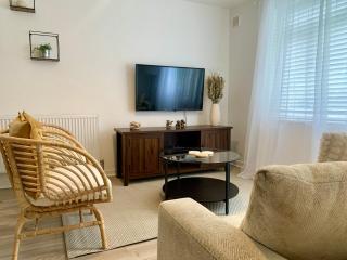 2 Bed Ground Floor, Boho Chic Garden Flat with Parking - 2