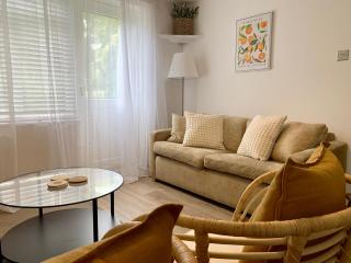 2 Bed Ground Floor, Boho Chic Garden Flat with Parking - 1