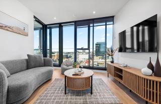 Stylish 2BR with Huge Gym, Infinity Pool and Parking - 0