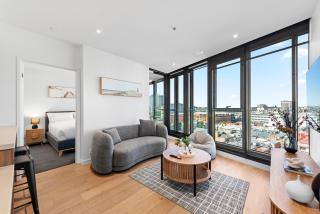 Stylish 2BR with Huge Gym, Infinity Pool and Parking - 1