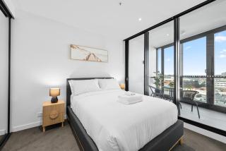 Stylish 2BR with Huge Gym, Infinity Pool and Parking - 5