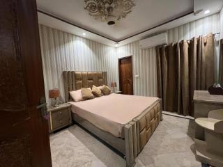 Comfort Luxury home - Lahore - 5