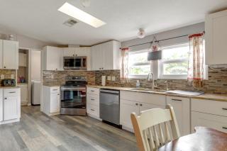 Family-Friendly Palm City Home 14 Mi to Beach! - 5